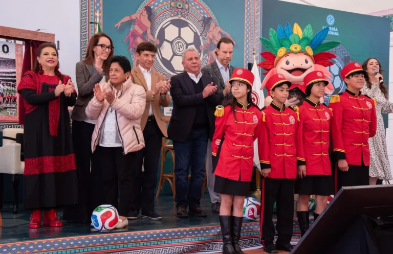 Presentación del Álbum Retro Lotería Nacional edición especial Futbol rumbo al Mundial 2026.